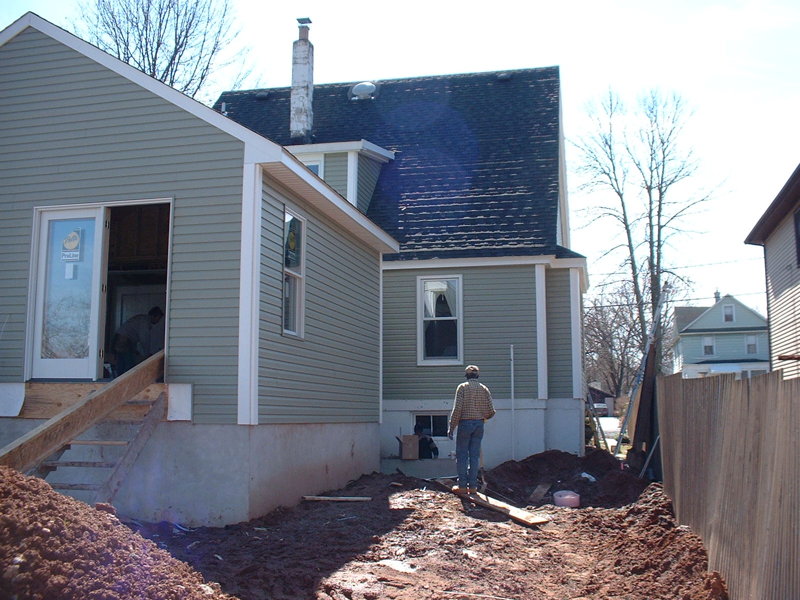 The siding guys are working thier way around the other side of the house.