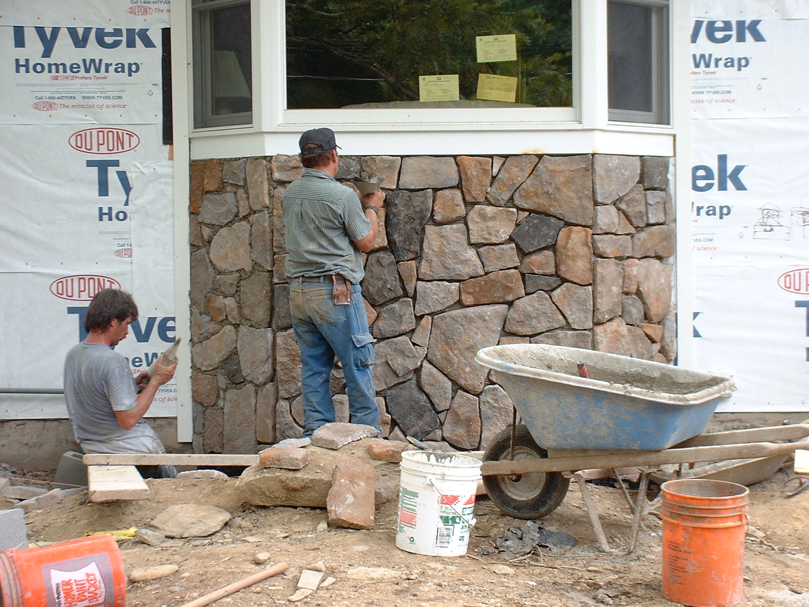 The stone work is finished, now we are installing the joints.