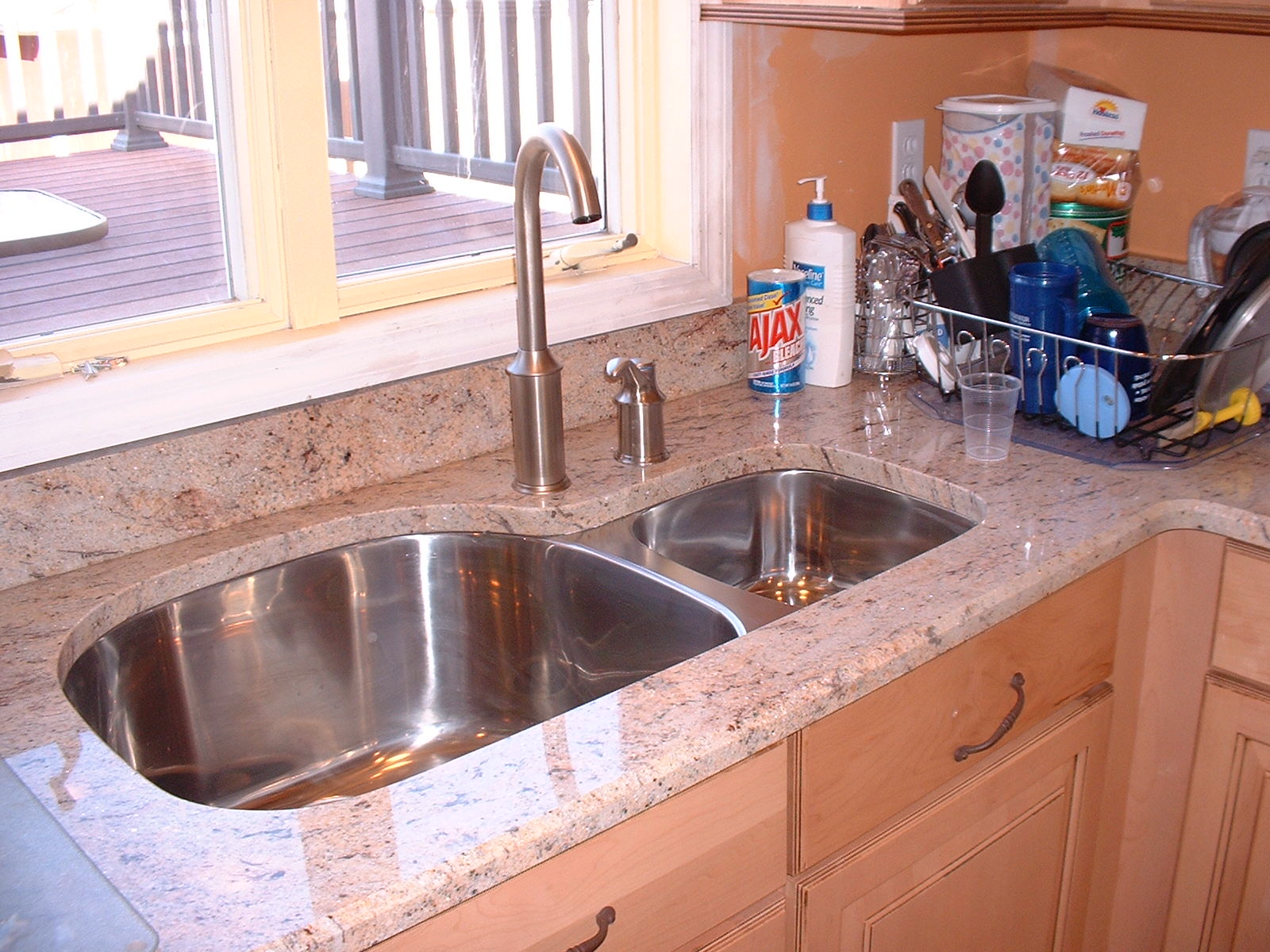 A real nice picture of how nice the sink looks with the granite.